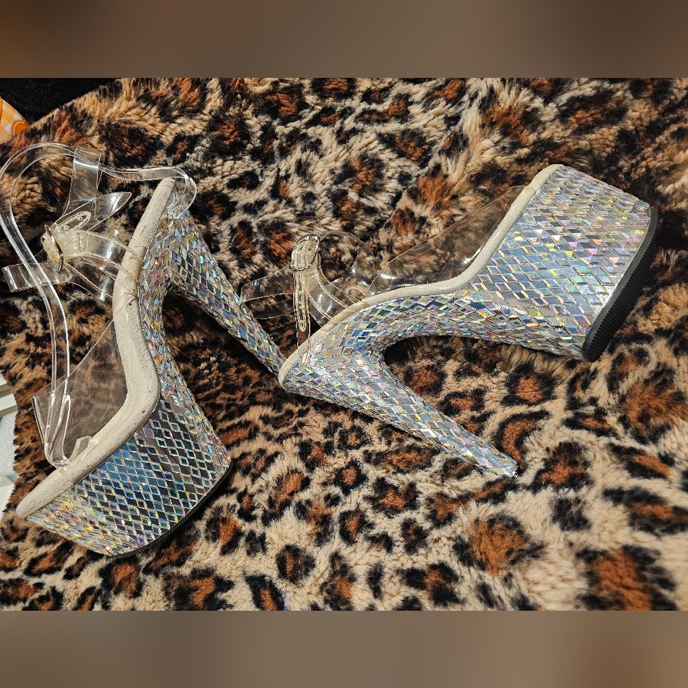 Stylish Silver Platform Heels - image 3